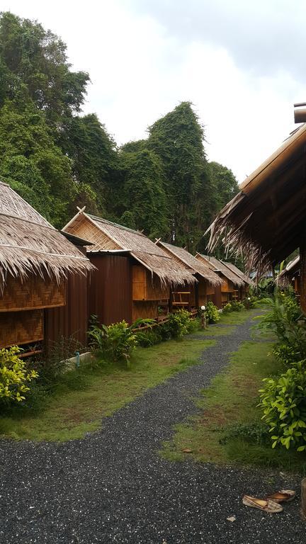 Phuhaya Bamboo Bungalows Ko Lanta Exterior foto