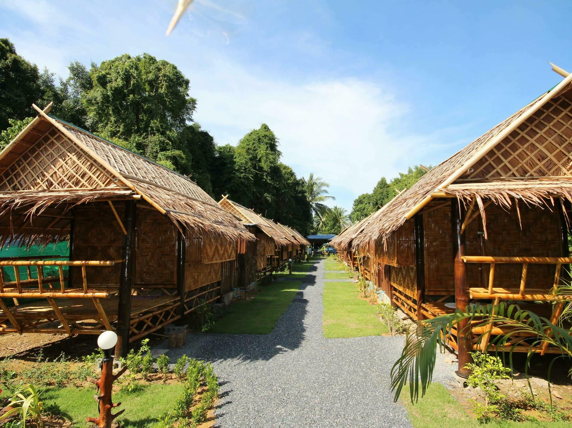 Phuhaya Bamboo Bungalows Ko Lanta Exterior foto